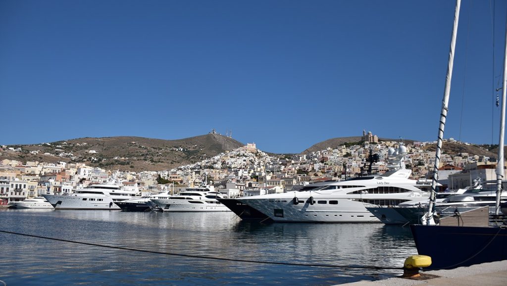 Δεν το λες και συνηθισμένο: Γυναίκα στη Σύρο βγήκε από κότερο και χόρεψε αισθησιακά στο δρόμο (βίντεο)