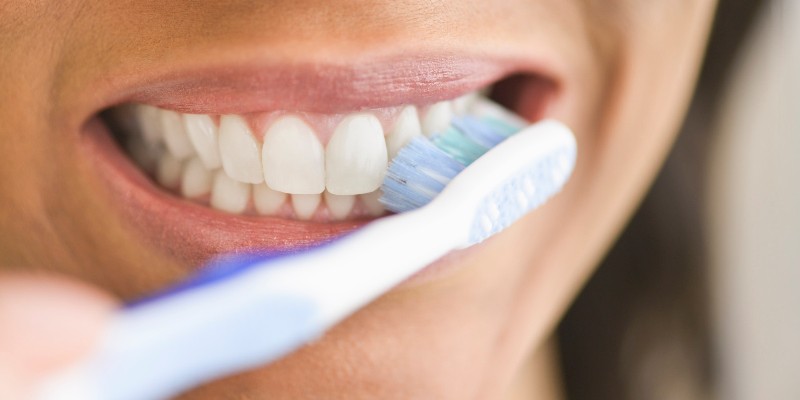 Γιατί μυρίζει το στόμα μας το πρωί όσο καλά και αν πλένουμε τα δόντια μας;