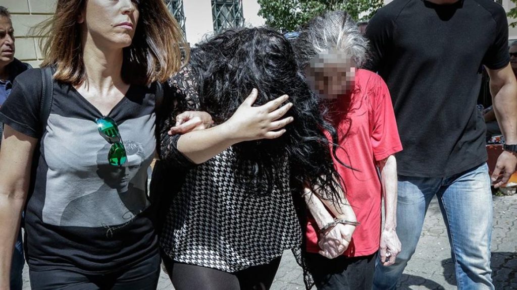 Ελληνική δικαιοσύνη… Ελεύθερες μάνα και κόρη που έπνιξαν και πέταξαν βρέφος στα σκουπίδια