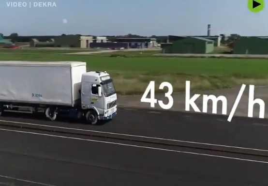 Βίντεο: Δείτε πως εξαφανίζεται ένα αυτοκίνητο όταν το κτυπά μια νταλίκα με μόλις 43 χ.α.ω.