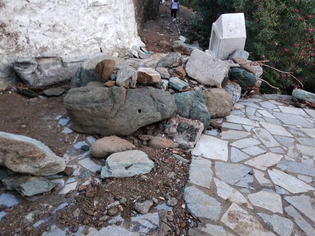 Άνδρος: Στους δρόμους τα σκαπτικά – Προσπαθούν να αποκαταστήσουν τις ζημιές