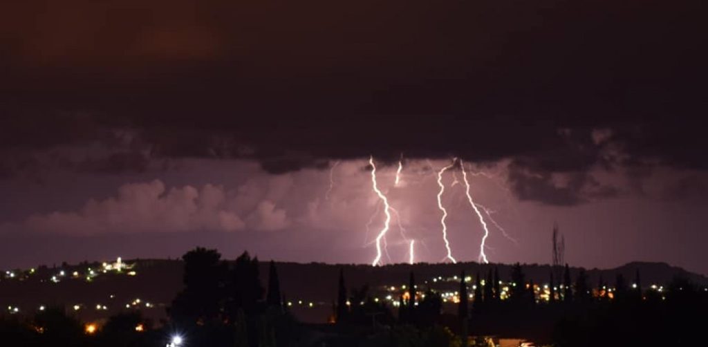 Έντονα καιρικά φαινόμενα στη Σύρο – «Πλημμύρισαν» οι δρόμοι – «Πανικός» στο νησί (βίντεο-φωτο)