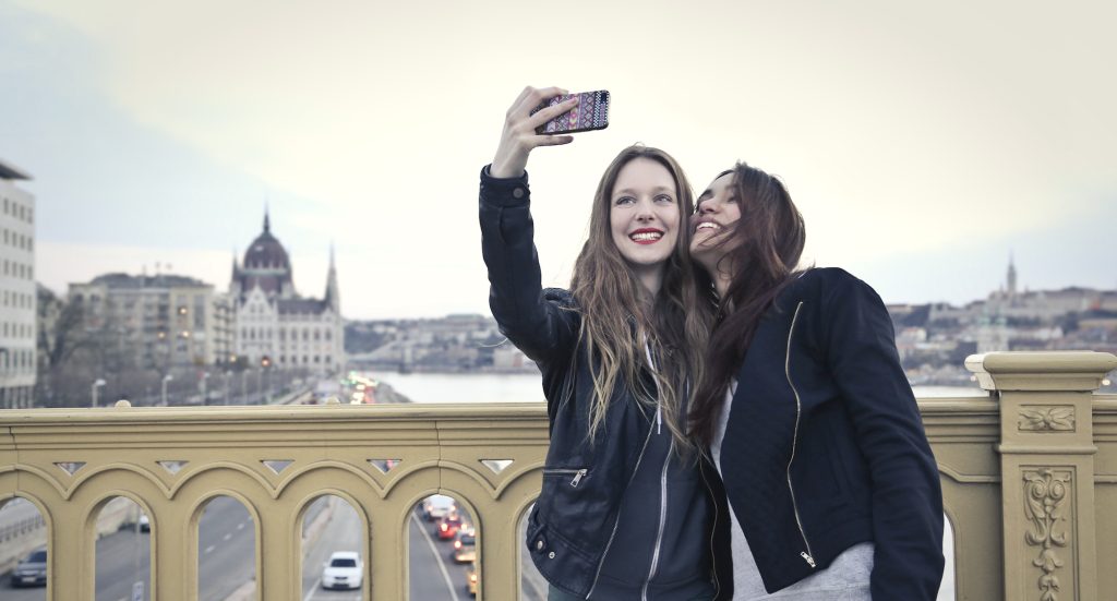 Μια selfie… κόστισε τη ζωή σε τέσσερα άτομα