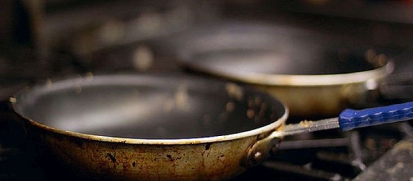 Πως να καθαρίσεις στο «τσακ-μπαμ» το καμμένο φαγητό από το τηγάνι (βίντεο)