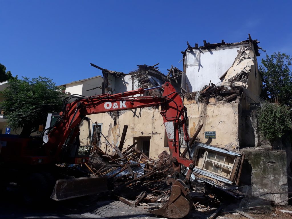 Λαμία: Έπιασαν δουλειά οι μπουλντόζες – Ξεκίνησε η κατεδάφιση επικίνδυνων σπιτιών
