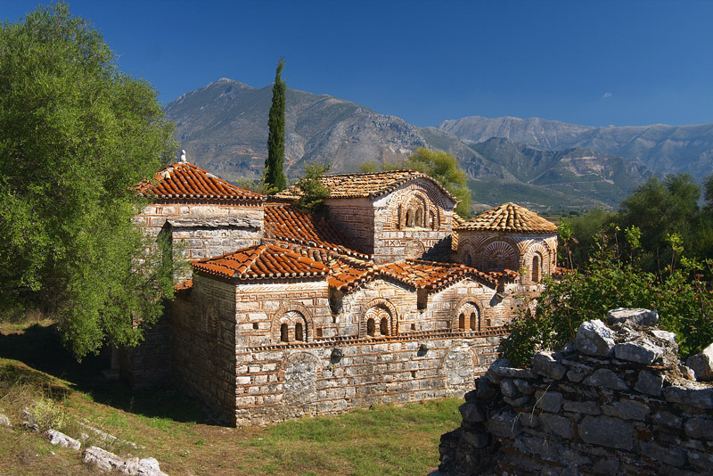 Γιατί οι γάμοι γίνονται στους ενοριακούς ναούς;