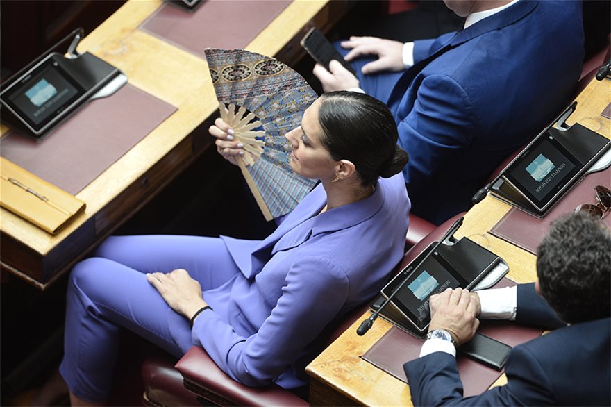 Στη Βουλή η Νόνη Δούνια μετά το κρίσιμο χειρουργείο καρδιάς