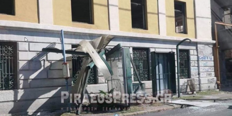 Φορτηγό βρέθηκε πάνω σε στάση λεωφορείου(φωτο)