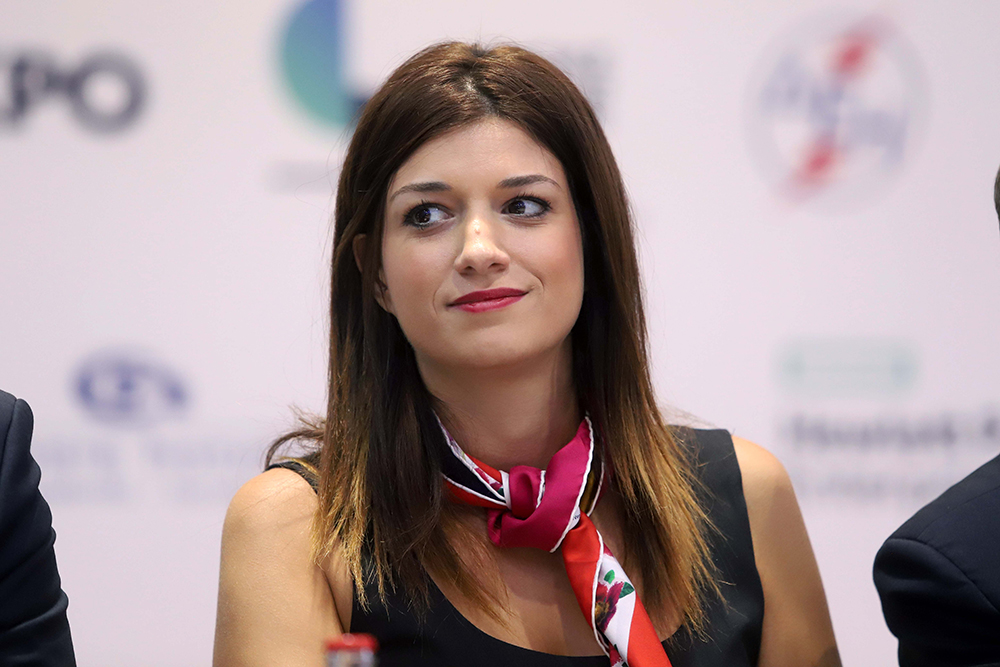 Σοβαρότητα 0… Η Κ.Νοτοπούλου ανεβάζει συνέχεια selfies στο Instagram από τα βουλευτικά έδρανα (φώτο)