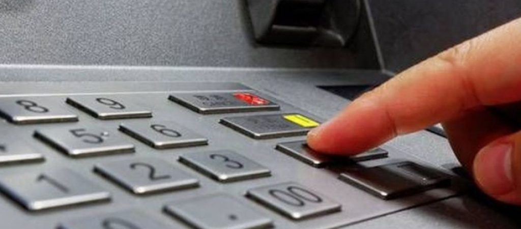ΑΤΜ: Τι ποσά θα πληρώνουμε σε κάθε συναλλαγή – Χρεώσεις για όλες τις υπηρεσίες