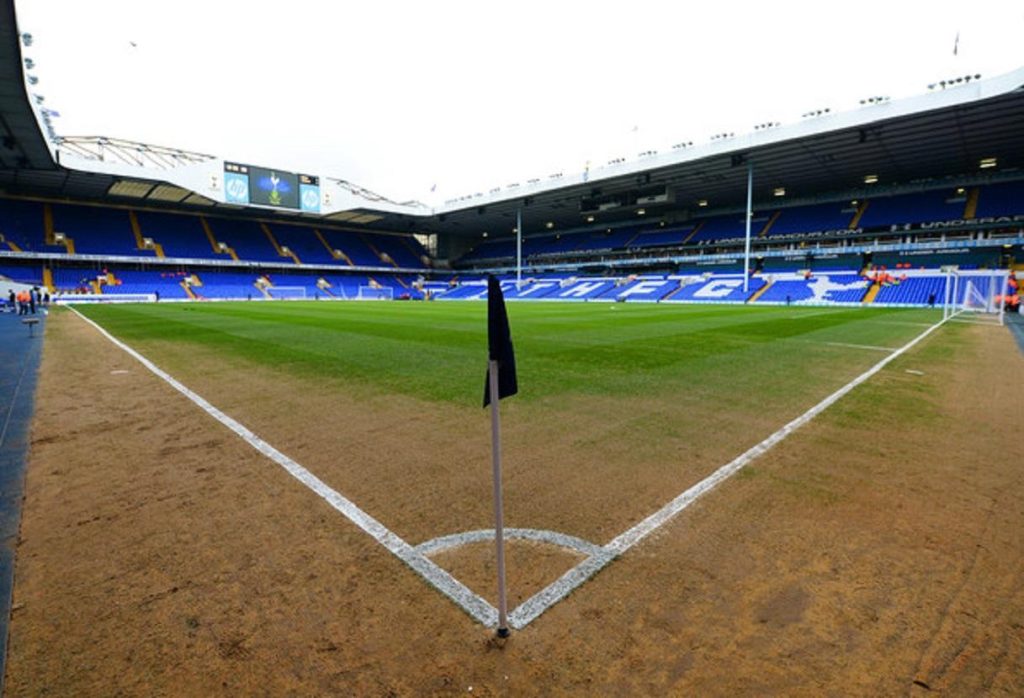 Κι όμως υπάρχει: Αυτό είναι το γήπεδο όπου μπορούν να εκτελέσουν κόρνερ μόνο με ομπρέλες (βίντεο)