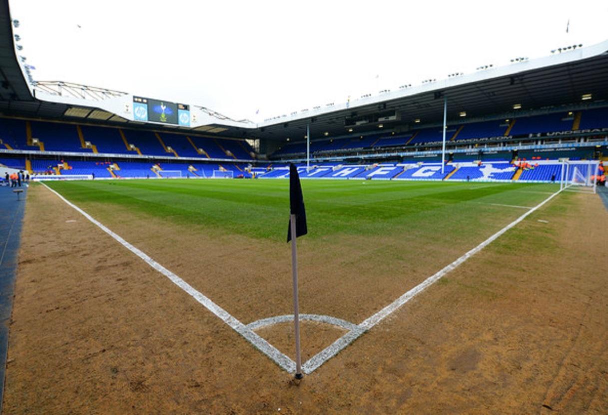 Κι όμως υπάρχει: Αυτό είναι το γήπεδο όπου μπορούν να εκτελέσουν κόρνερ μόνο με ομπρέλες (βίντεο)