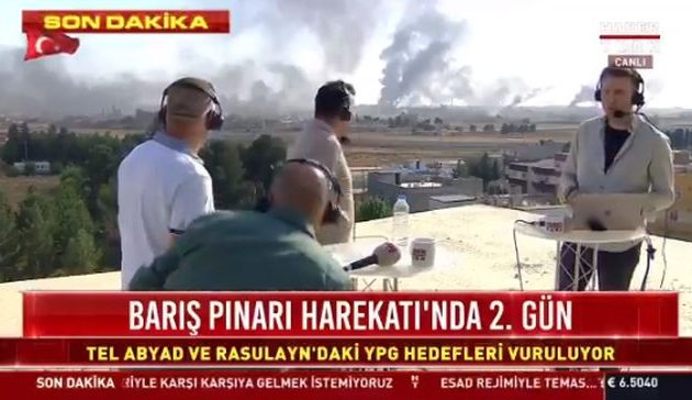 Τούρκοι δημοσιογράφοι έστησαν στούντιο δίπλα στη μάχη – «Έφαγαν» σφαίρες (βίντεο)
