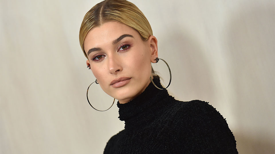 Hailey Baldwin: Φωτογραφίζεται μόνο με τα εσώρουχα (φωτο)