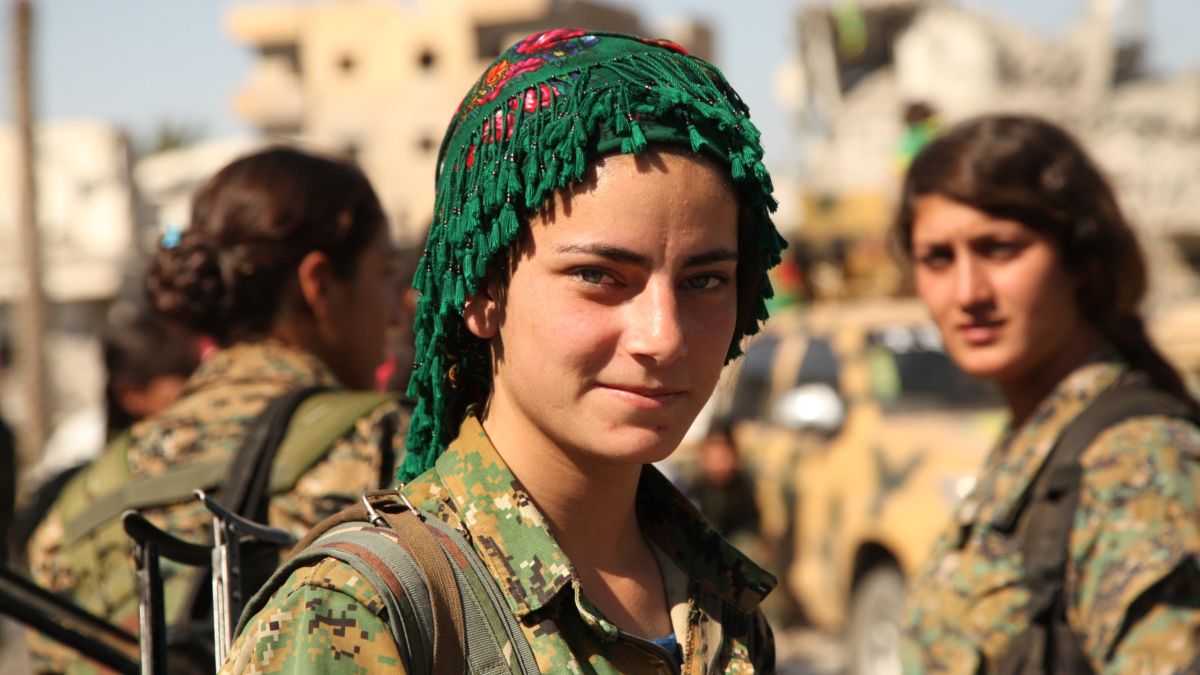 Οι «Αμαζόνες» των Κούρδων ρίχνονται στην μάχη εναντίον των Τούρκων εισβολέων