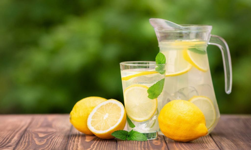 Τελικά τι ισχύει με το νερό και το λεμόνι; Βοηθάει στην καύση λίπους;