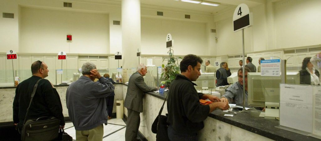 Τράπεζες: Όλες οι αλλαγές στις χρεώσεις – Τα «πρόστιμα» για την επανέκδοση χρεωστικής κάρτας και νέου PIN