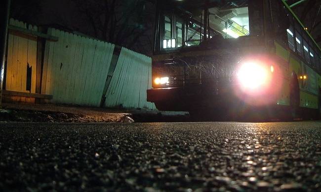 Οδηγός τρόλεϊ παίζει με το κινητό του ενώ οδηγεί – Πώς αντιδρά επιβάτης (βίντεο)