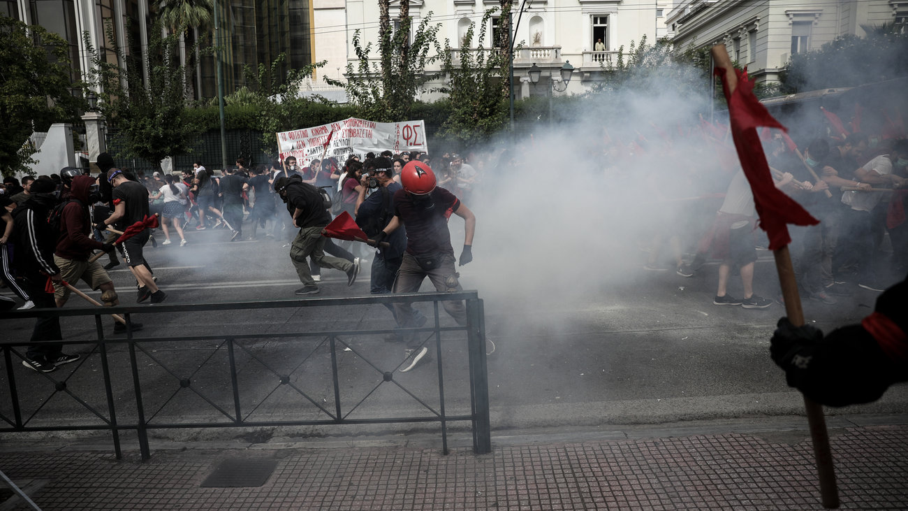 Χημικά και χειροβομβίδες κρότου λάμψης στην πορεία των φοιτητών στην Αθήνα