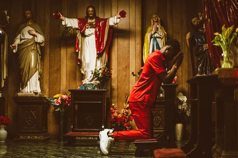 «Τρέλα» για τα sneakers με αγιασμό από τον Ιορδάνη ποταμό – «Τρέχουν» όλοι να τα αγοράσουν (βίντεο)