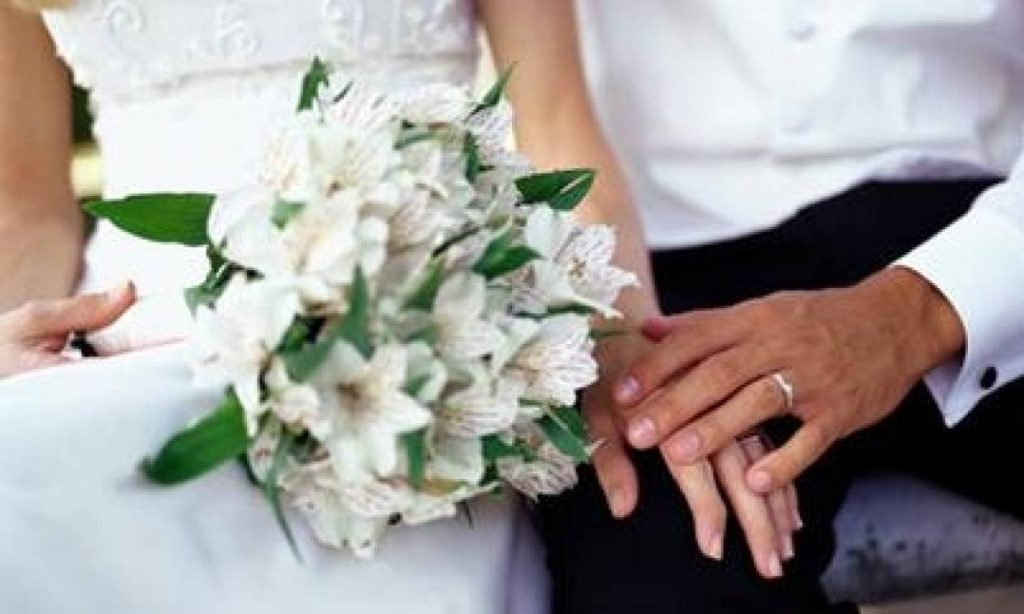 Να πως εντόπισε η νύφη την καλεσμένη που «ξάφρισε» τα φακελάκια – «Τα είχε τυλιγμένα μέσα στο εσώρουχό της» (βίντεο)