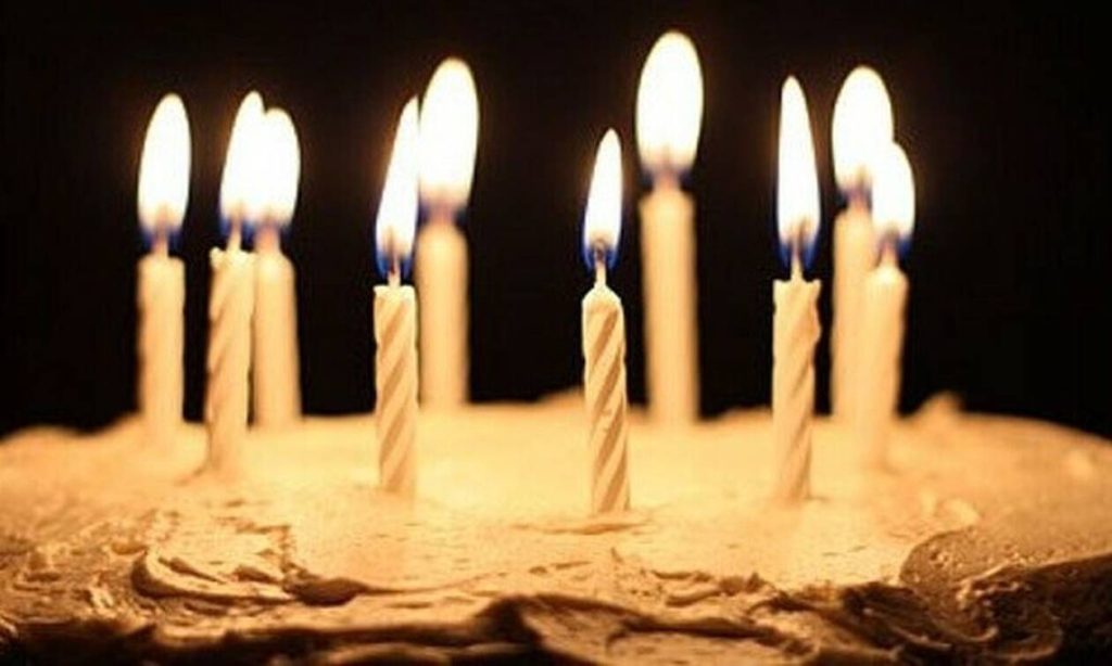 Έχετε αναρωτηθεί γιατί σβήνουμε κεράκια στα γενέθλιά μας;