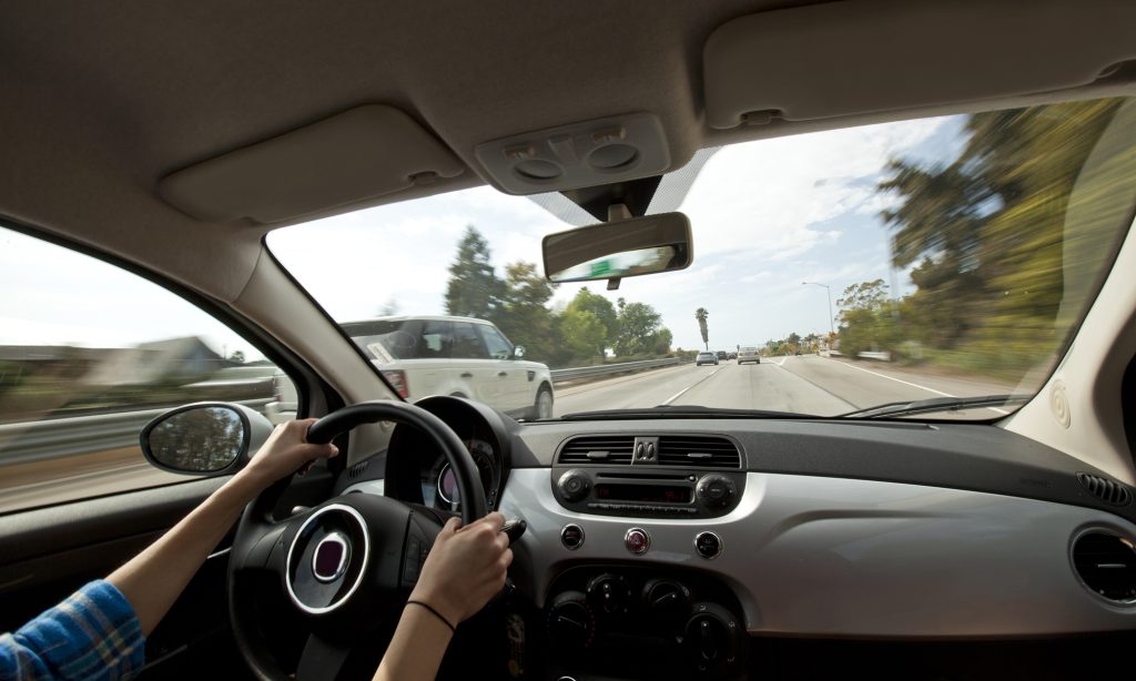 Η «απαγορευτική» καθημερινή συνήθεια στην οδήγηση (φωτό)