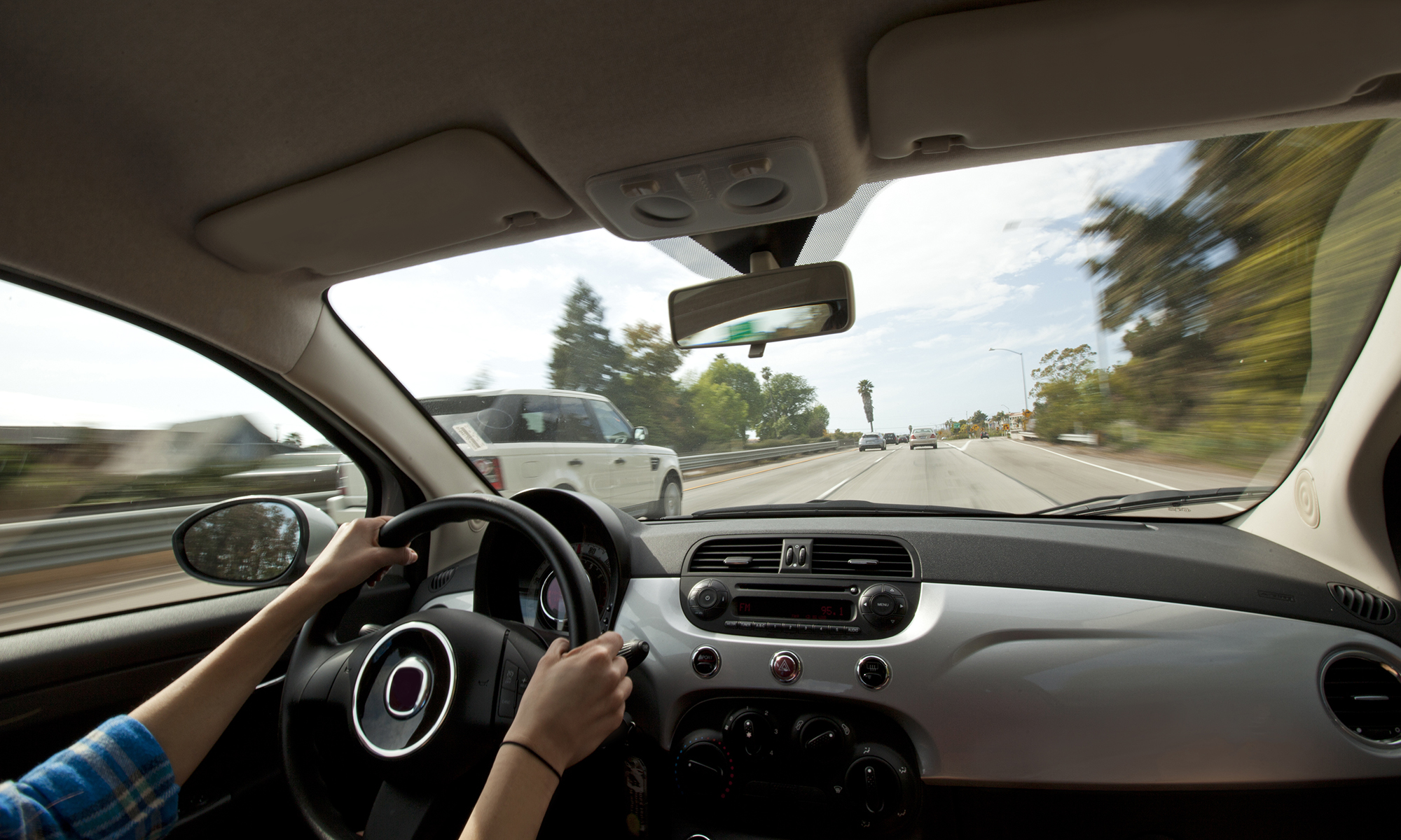 Η «απαγορευτική» καθημερινή συνήθεια στην οδήγηση (φωτό)