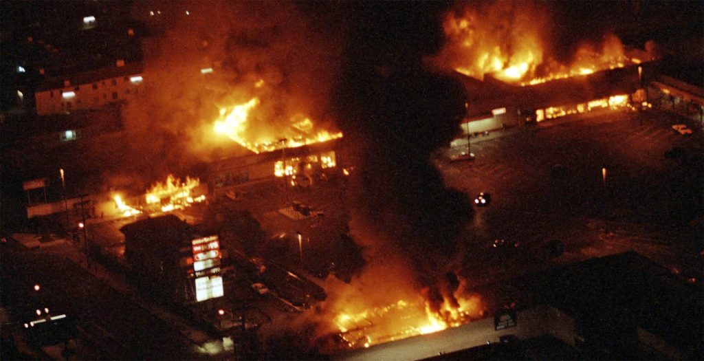 Λος Άντζελες: Tεράστια πυρκαγιά καίει σπίτια στην περιοχή Sylmar – Οι φλόγες έχουν κόψει στη μέση την περιοχή (βίντεο)