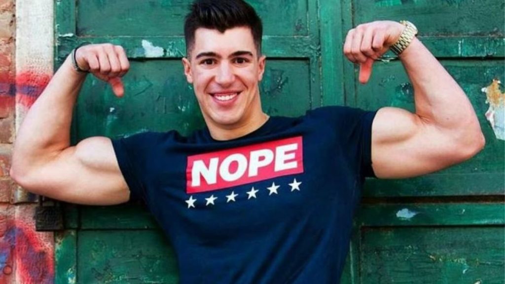 Έξαλλος ο… «αγάπη μόνο» – «Έπεσα θύμα ρατσισμού, έκανα χαρτιά για το Λιμενικό» (βίντεο)