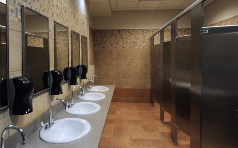 Πώς μπορούμε να κάτσουμε σε δημόσια τουαλέτα και να μην κολλήσουμε βακτήρια (βίντεο)