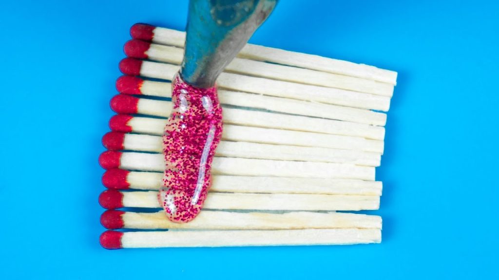 Βάζει κόλλα στα σπίρτα – Μόλις δείτε το λόγο θα το κάνετε και εσείς (βίντεο)