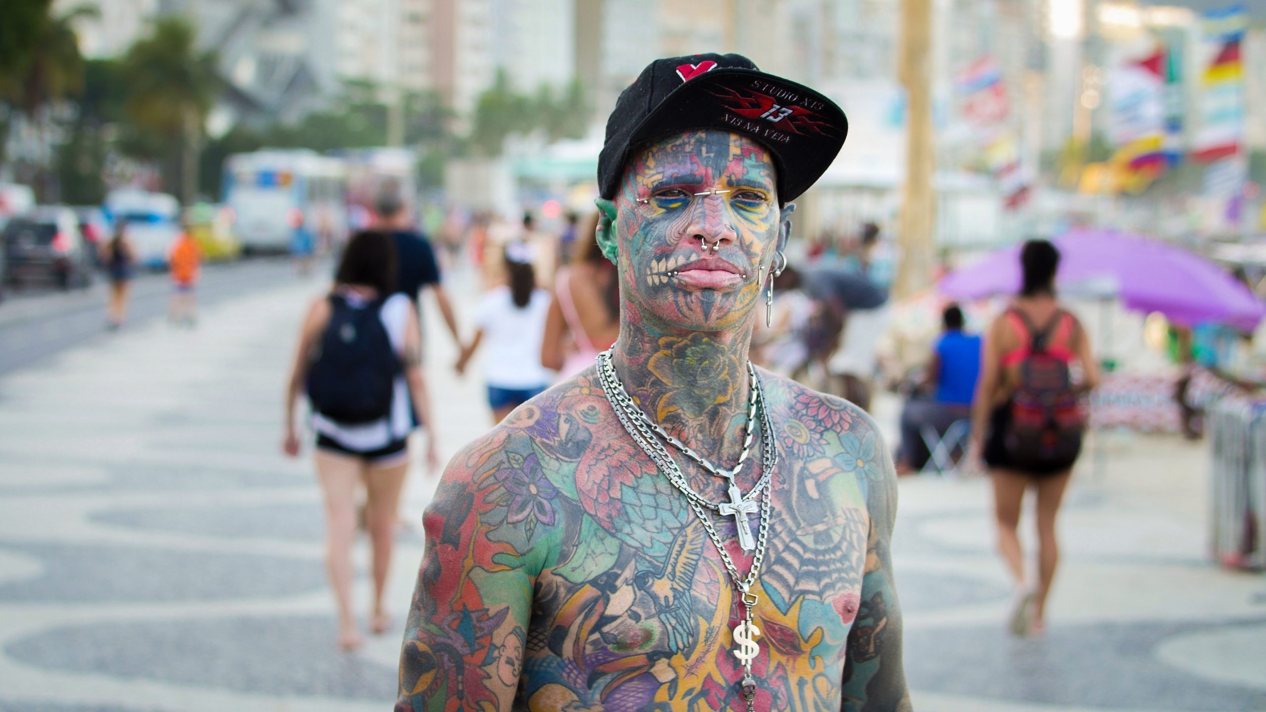 Ο άνθρωπος με τα περισσότερα τατουάζ στον κόσμο – Έχει πάνω από 1.000 (βίντεο)