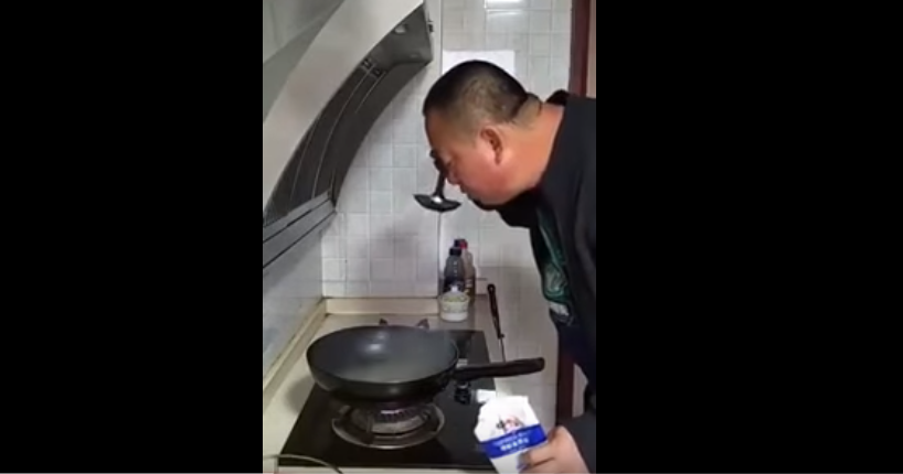 Μην το δοκιμάσετε στο σπίτι: Αυτός είναι ο πιο αναποτελεσματικός τρόπος να δοκιμάζεις το αλάτι του φαγητού (βίντεο)