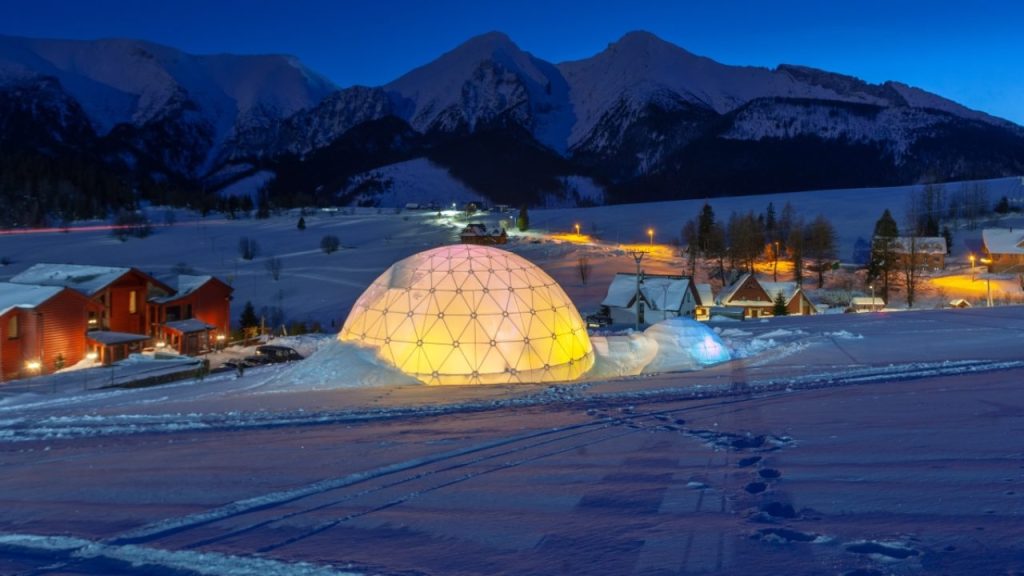 Το «βορειότερο ξενοδοχείο στον κόσμο» έχει φορητά… ιγκλού (φωτό)