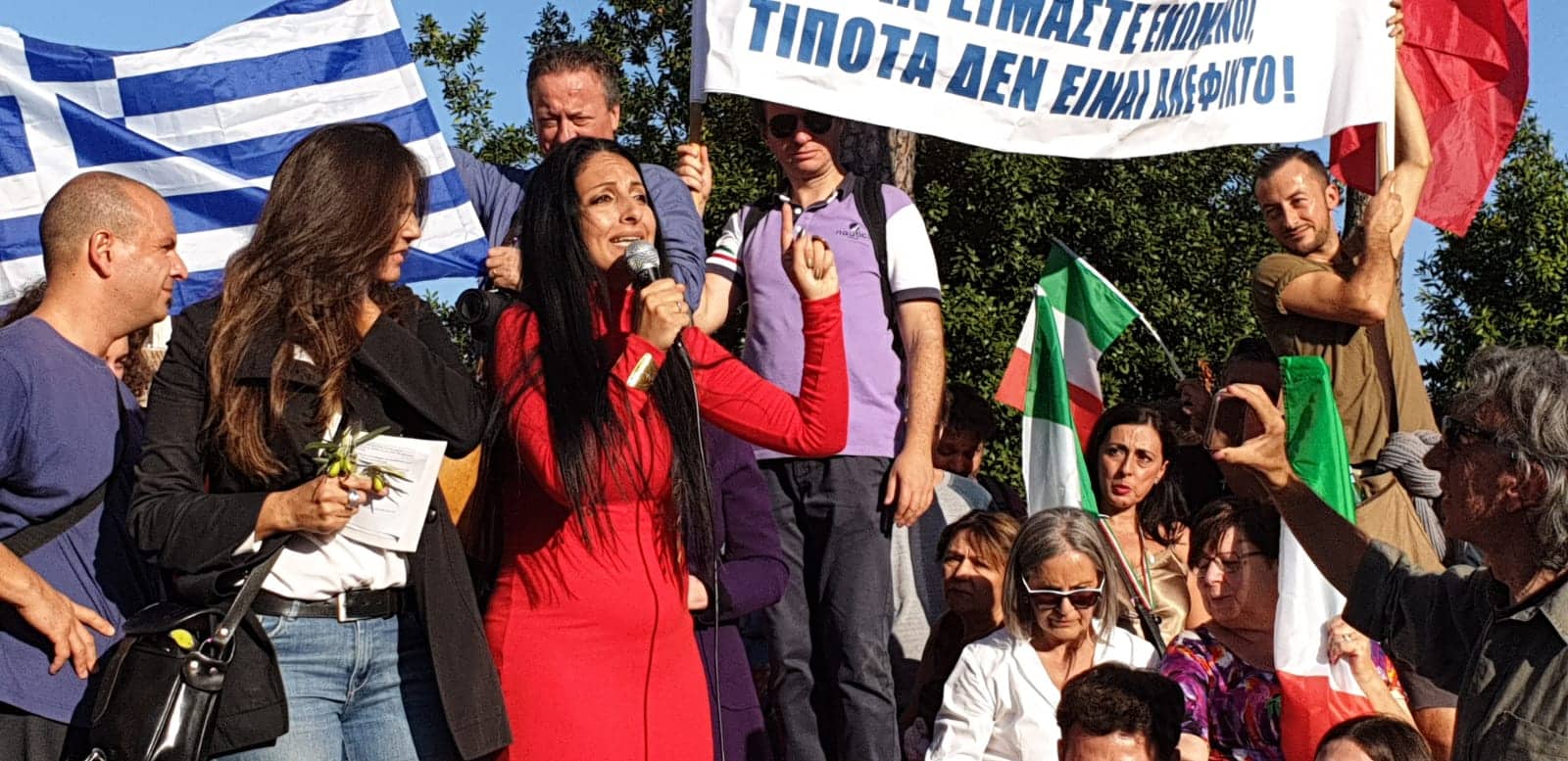 Χιλιάδες Ιταλοί ζήτησαν έξοδο από την Ευρωπαϊκή Ένωση! – Παρούσα στην διαδήλωση και η Ελληνίδα Γ.Μπιτάκου