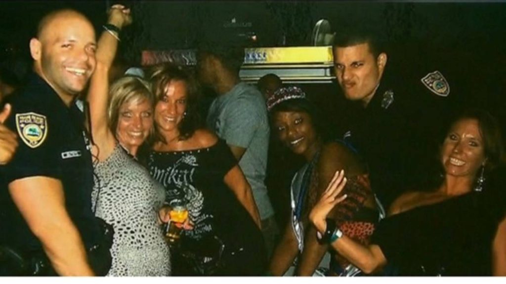 Κύπρος: Αστυνομικοί στάλθηκαν για να επιβάλλουν την τάξη σε βίλα Ρώσου εκατομμυριούχου -Διασκέδασαν με μοντέλα (φώτο)