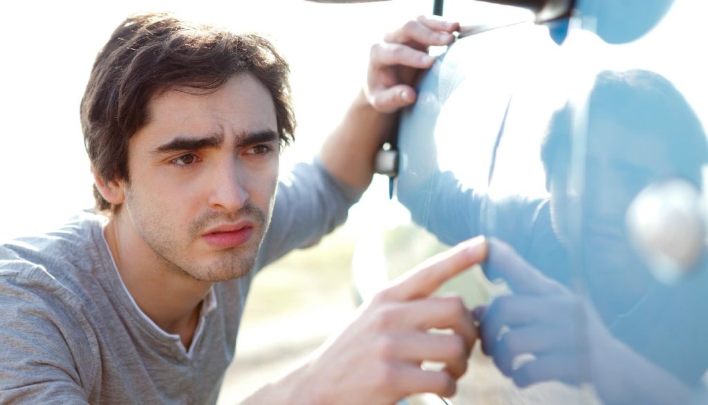 Δείτε πως να εξαφανίσετε εύκολα και γρήγορα τις γρατζουνιές από το αυτοκίνητο (βίντεο)