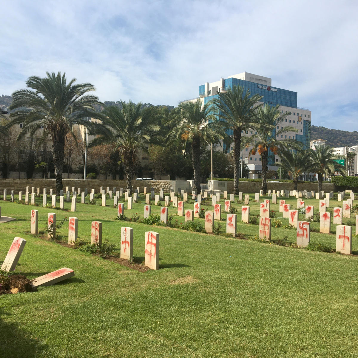Άγνωστοι βεβήλωσαν δεκάδες τάφους πεσόντων πολέμου στη Χάιφα (φωτο)