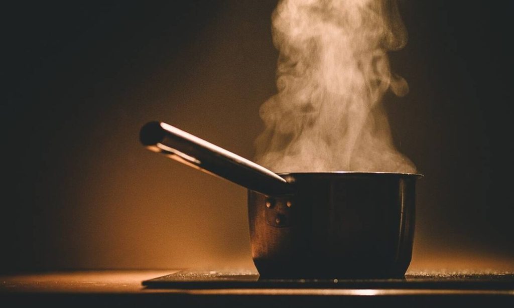 Ζευγάρι ηλικιωμένων: Και τον έδειρε… και τον «τσουρούφλισε» με καυτό νερό