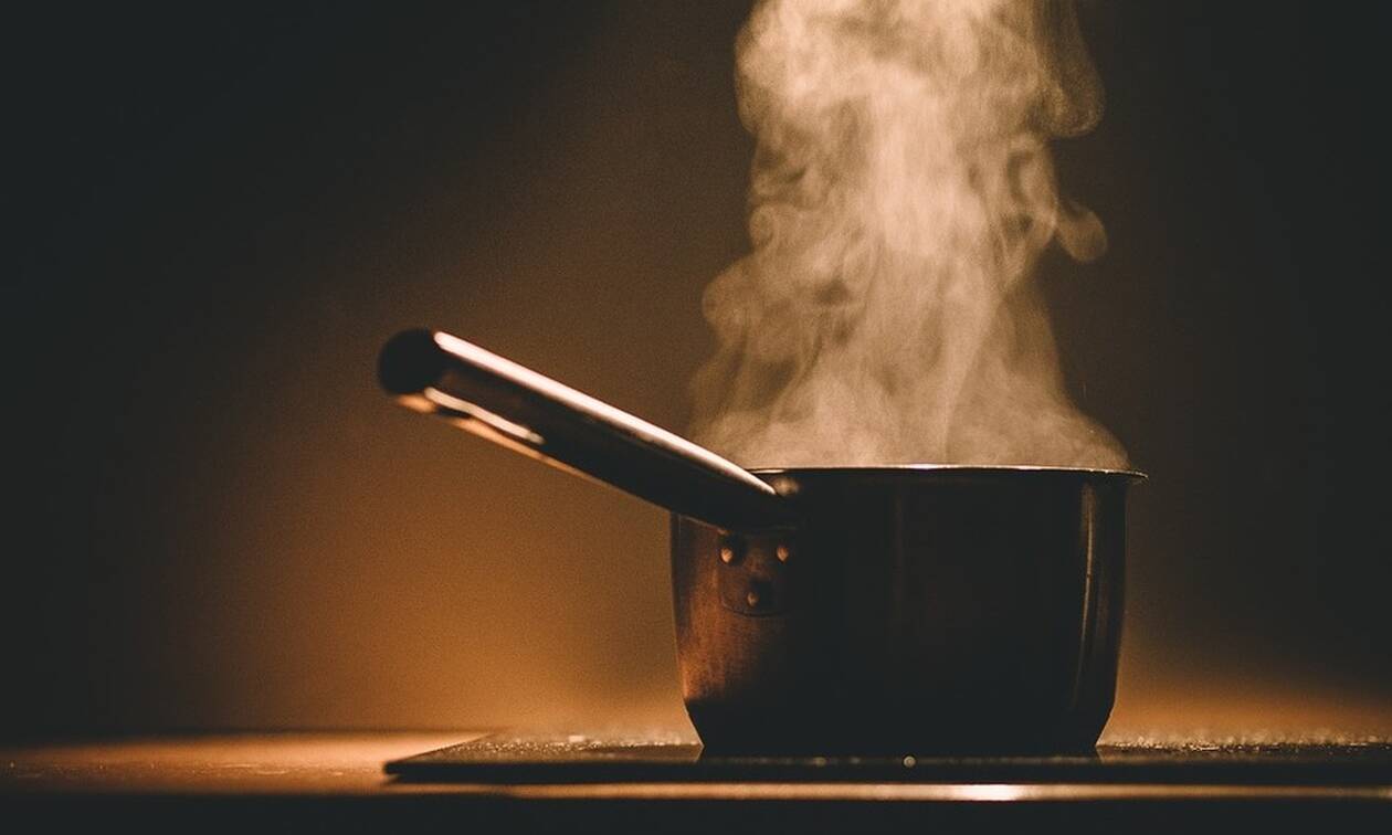 Ζευγάρι ηλικιωμένων: Και τον έδειρε… και τον «τσουρούφλισε» με καυτό νερό