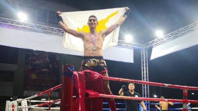 Κύπριος κικ-μπόξερ σήκωσε την κυπριακή σημαία στην Αττάλεια – Οι Τούρκοι άκουσαν τον εθνικό ύμνο