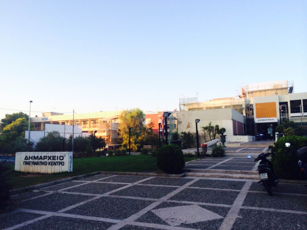 Απίστευτο και όμως ελληνικό: Δήμος πλήρωσε σε ιδιωτική εταιρεία 40.000€ για να μαζέψει… νεράντζια από τα δέντρα