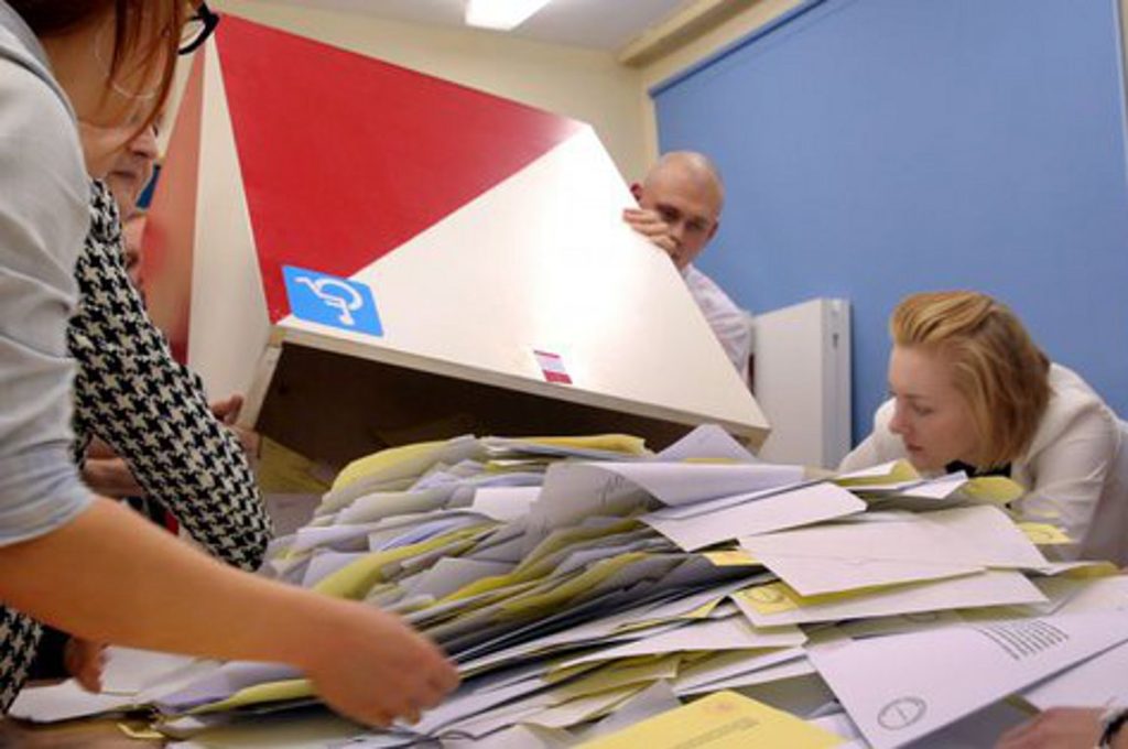 Εκλογές στην Πολωνία – Ευρεία νίκη του Κόμματος Δικαίου και Δικαιοσύνης (φωτό)