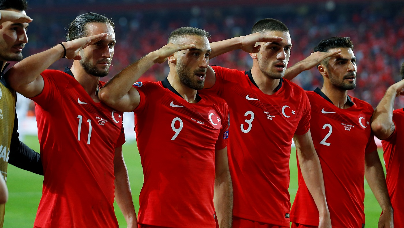 Η UEFA απάλλαξε τους Τούρκους ποδοσφαιριστές για τον στρατιωτικό χαιρετισμό της εισβολής!
