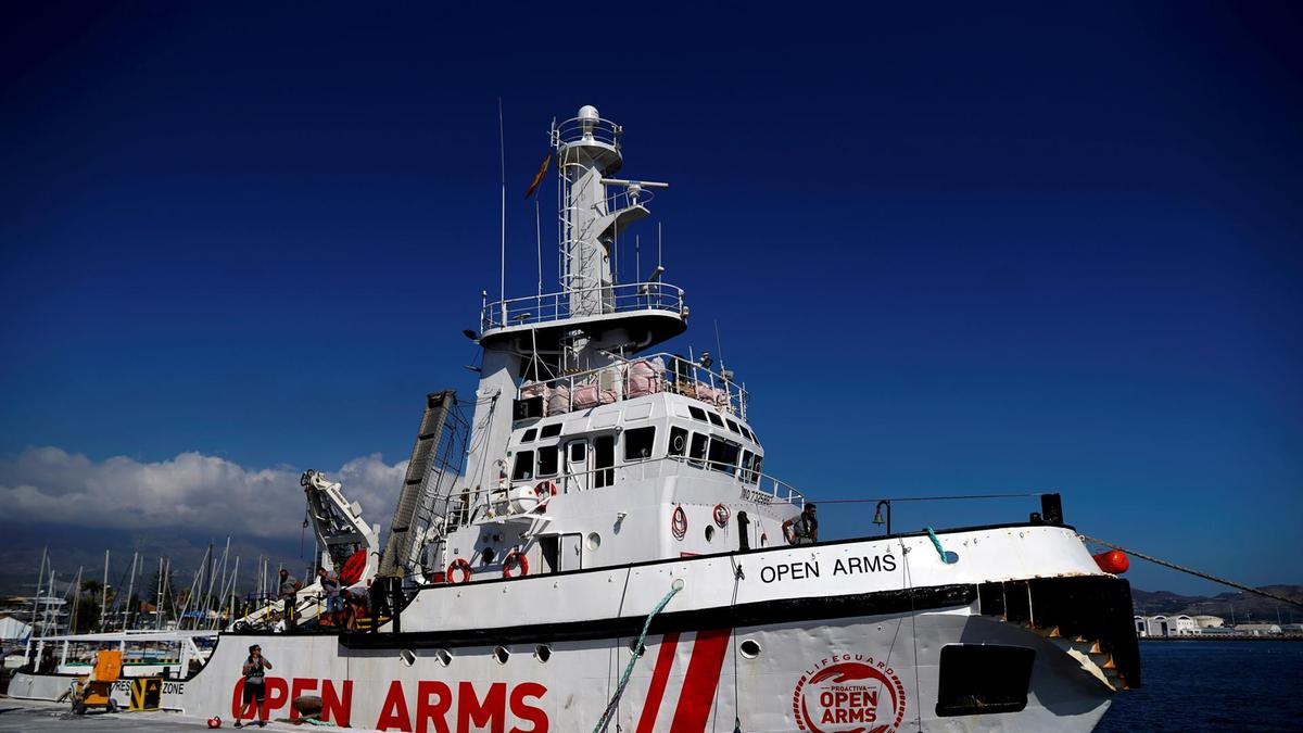 Λέσβος: Οργισμένοι κάτοικοι απαγόρευσαν σε πλοίο ΜΚΟ να δέσει στο λιμάνι Σκάλας Συκαμνιάς (βίντεο)