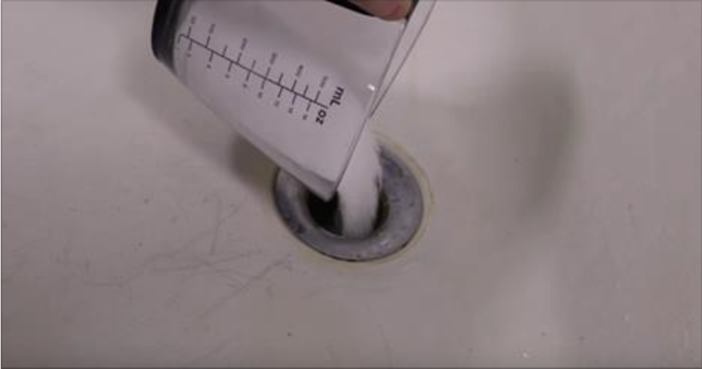 Τι θα γίνει αν ρίξετε αλάτι στο σιφόνι του μπάνιου;