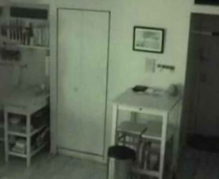 Τρομακτικό – Άκουγε παράξενους θορύβους στην κουζίνα και όταν έβαλε κάμερα πάγωσε με αυτό που αντίκρισε (βίντεο)
