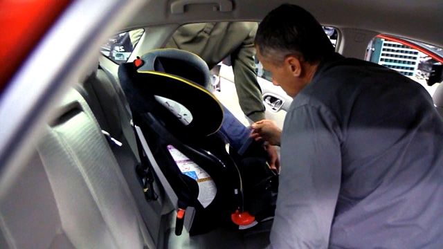 Τι πρέπει να ξέρετε όταν επιβαίνουν στα αυτοκίνητα μικρά παιδιά (βίντεο-φωτο)