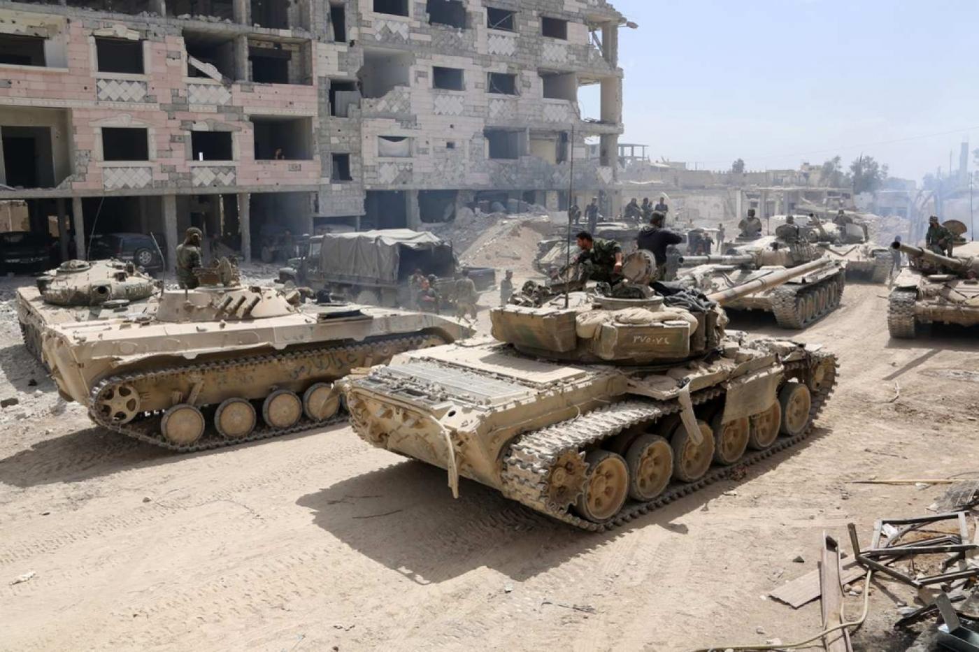 Οι Κούρδοι παρέδωσαν τα «κλειδιά» της Μάνμπιτζ στον συριακό Στρατό – Σε εξέλιξη τουρκική επίθεση